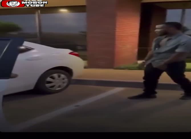 Video :He gets into the wrong automobile while intoxicated, and two arguing girls attack him